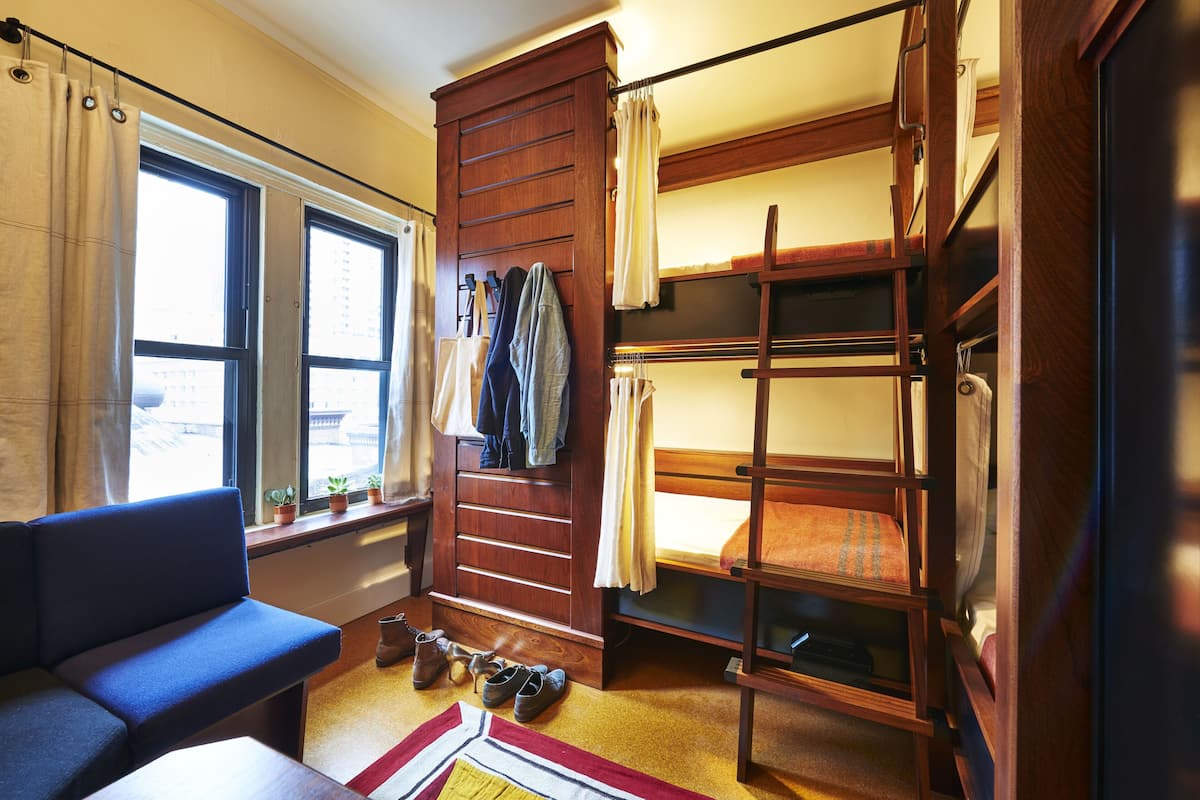 Private Quadruple Room, 4 Twin Beds | 1 camera, biancheria da letto di alta qualità, una cassaforte in camera