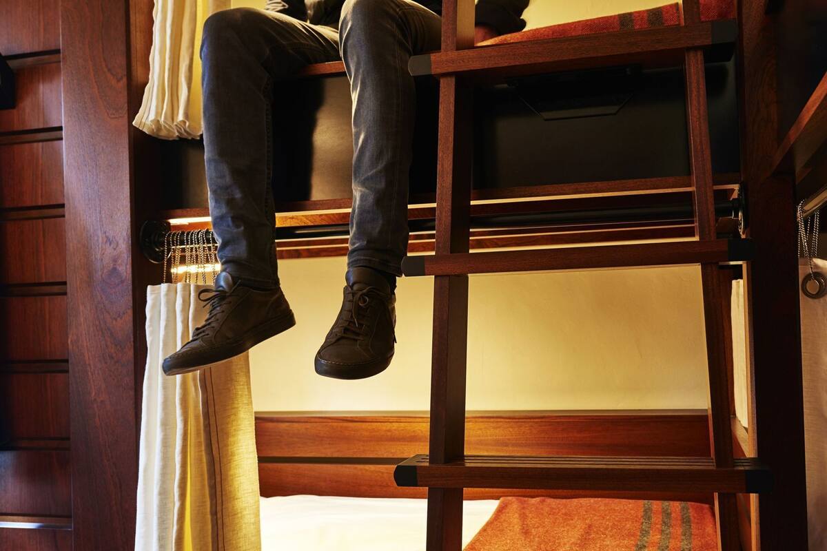 Ropa de cama de alta calidad y caja de seguridad en la habitación