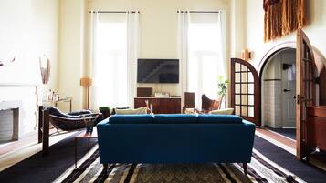 Signature Penthouse, 2 Bedrooms, 2 Bathrooms, City View | Living room