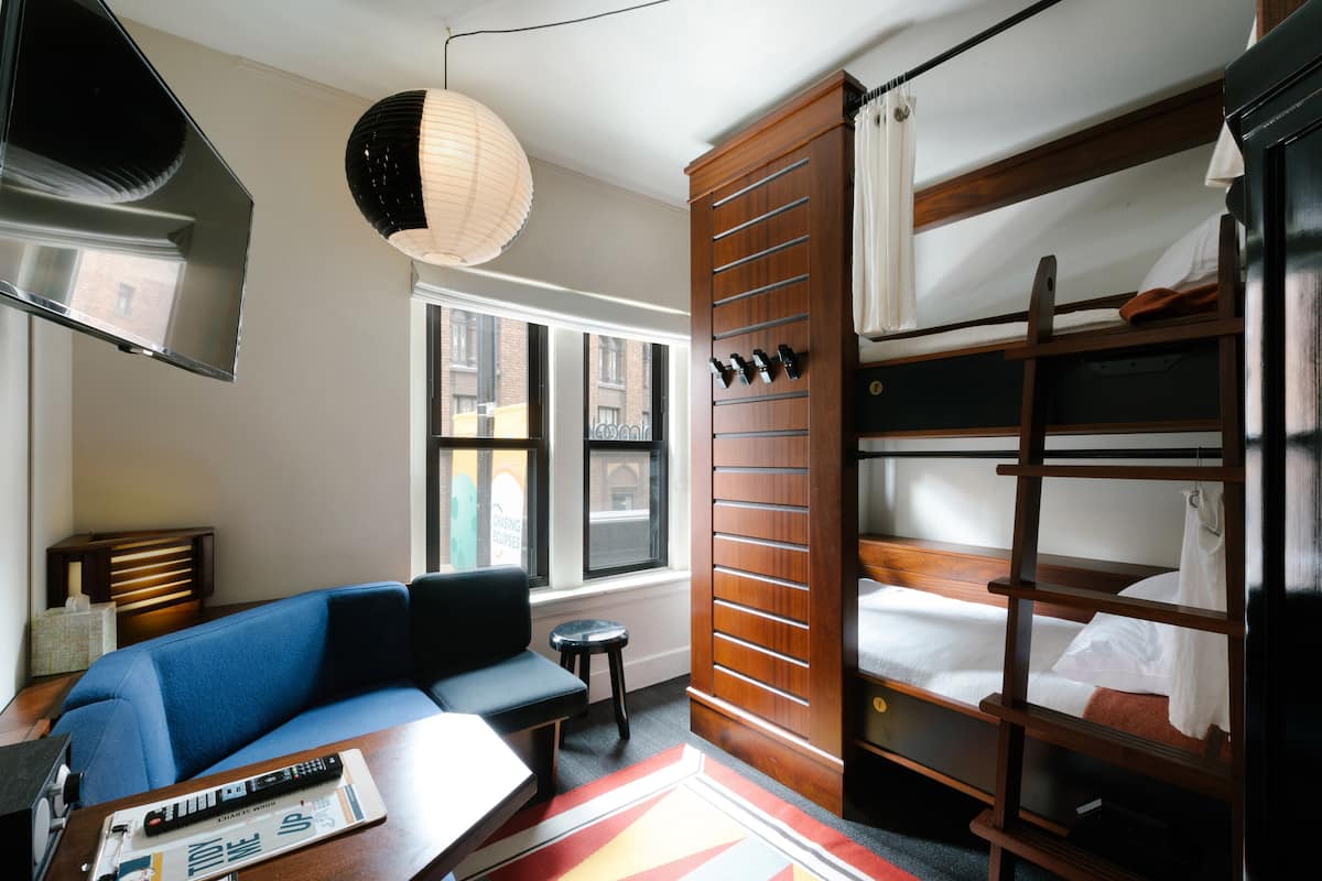 Premium Private Quadruple Room, 4 Twin Beds | 1 camera, biancheria da letto di alta qualità, una cassaforte in camera