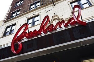 Un edificio con un letrero rojo llamativo que dice 'Cleveland'.