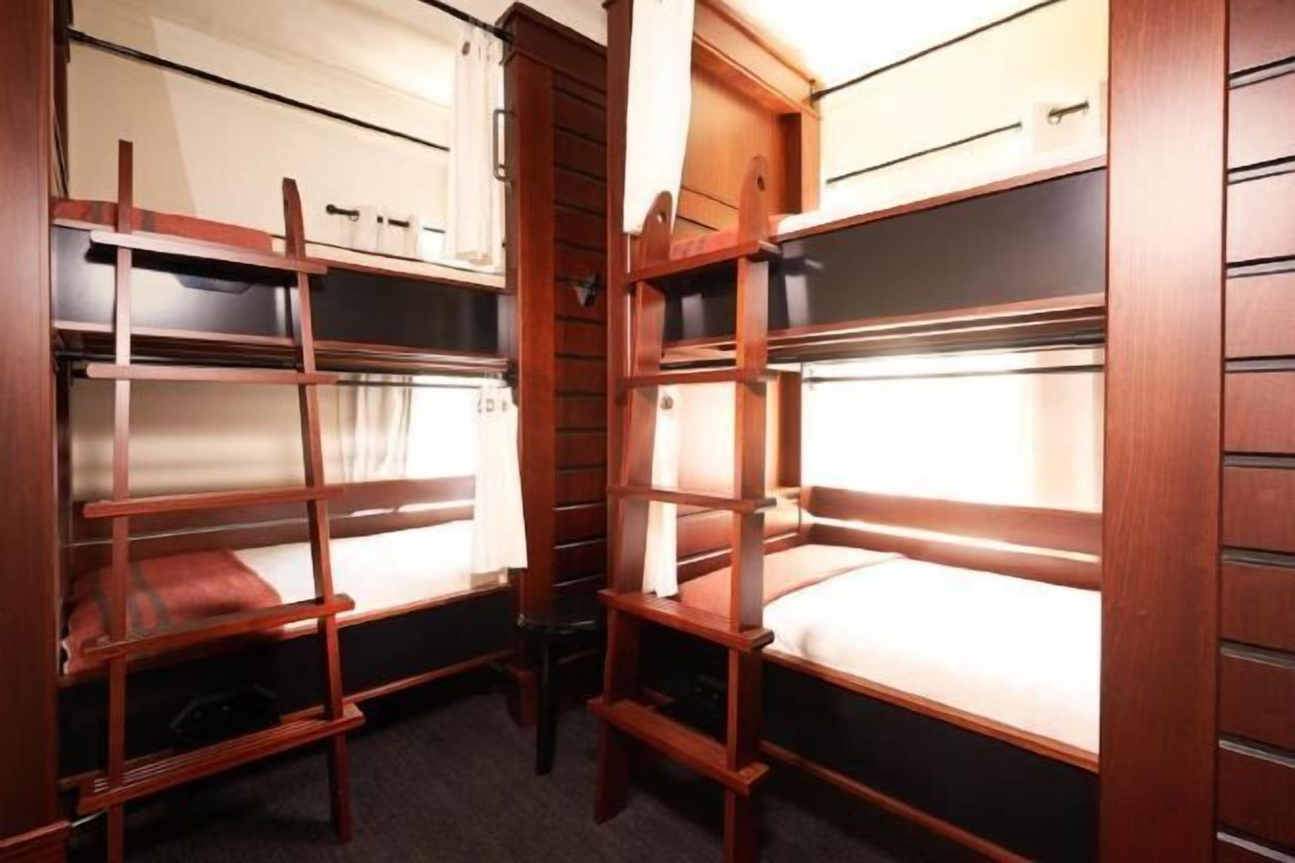 Ropa de cama de alta calidad y caja de seguridad en la habitación 