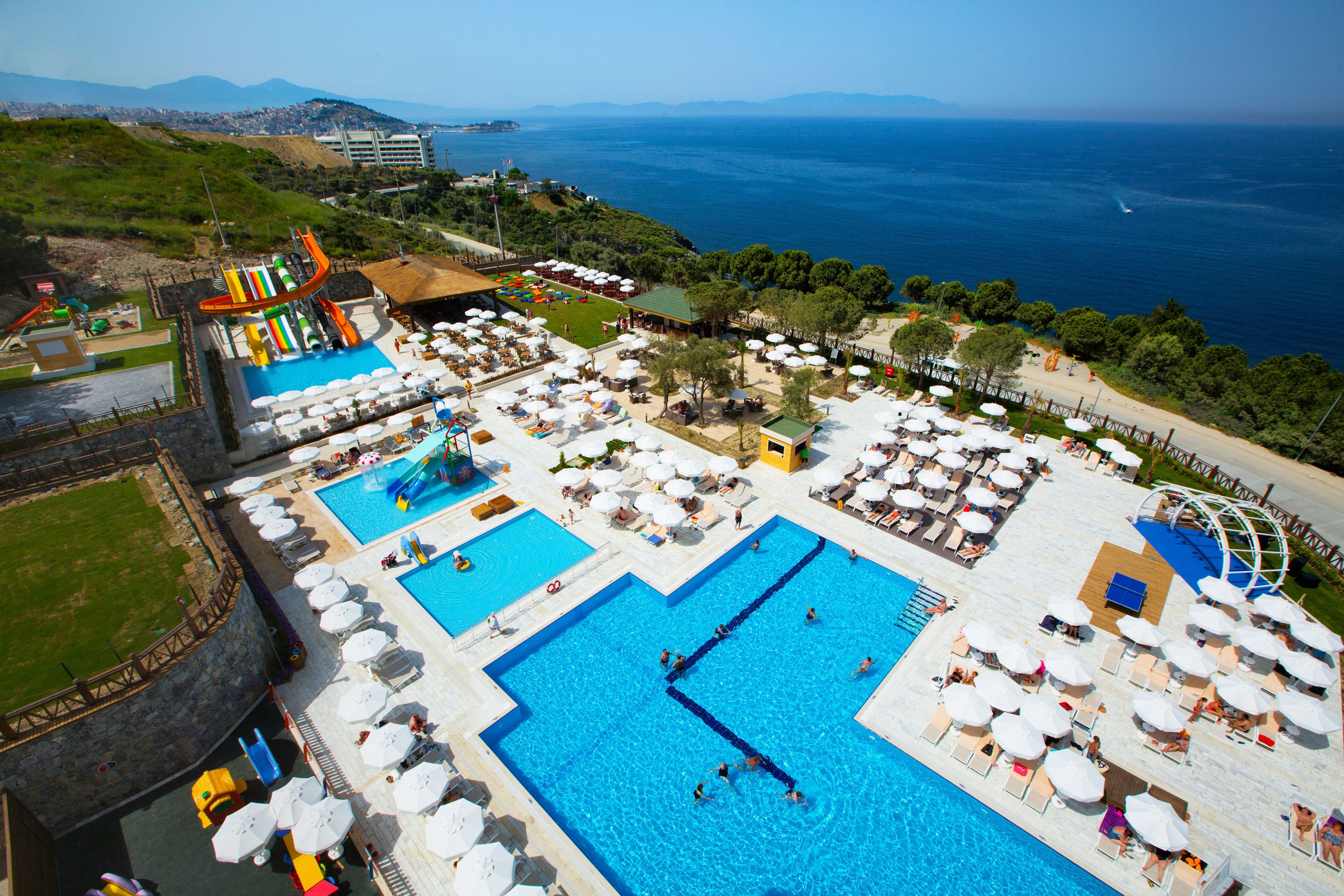 Alberca techada y 3 albercas al aire libre