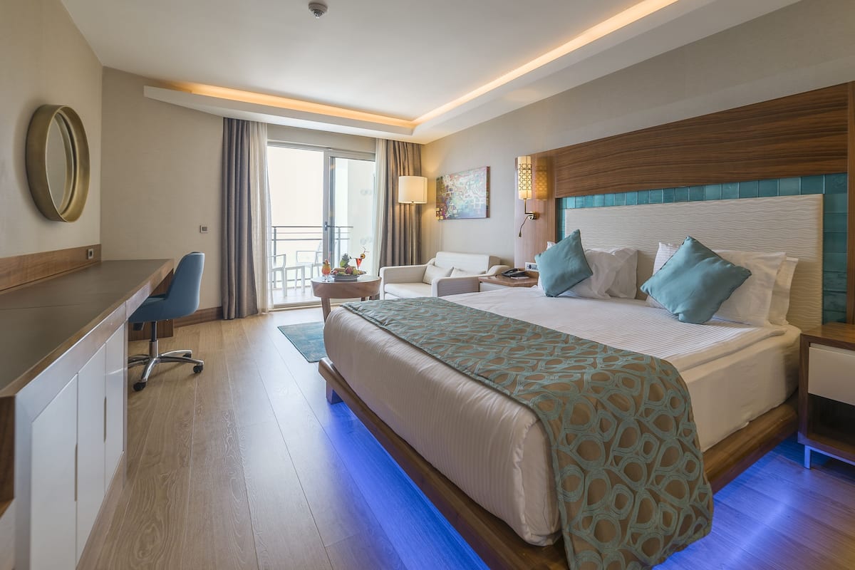 Minibar, in-room safe, soundproofing, Internet