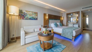 Familiekamer, gedeeltelijk uitzicht op zee | Een minibar, een kluis op de kamer, geluiddichte muren, internet