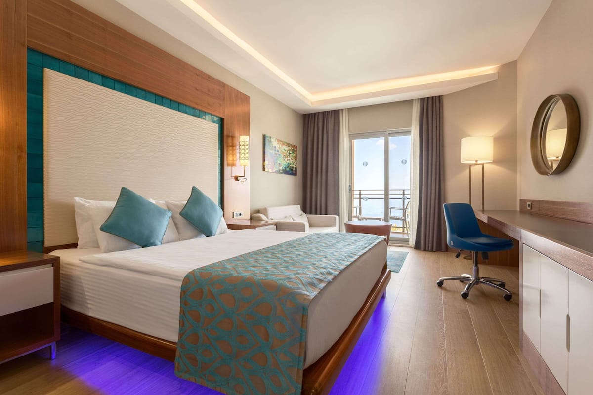 Minibar, in-room safe, soundproofing, Internet