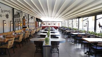 S'hi serveixen esmorzars, dinars i sopars