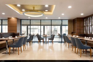 每日供应自助式早餐（每人 EUR 7）