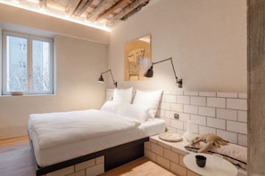 Habitación doble junior | Ropa de cama de alta calidad y caja de seguridad en la habitación