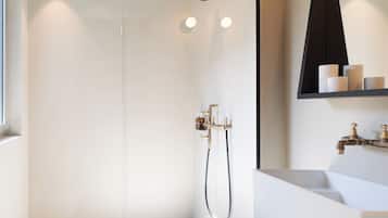 Deluxe tweepersoonskamer | Badkamer | Een douche, milieuvriendelijke toiletartikelen, een haardroger