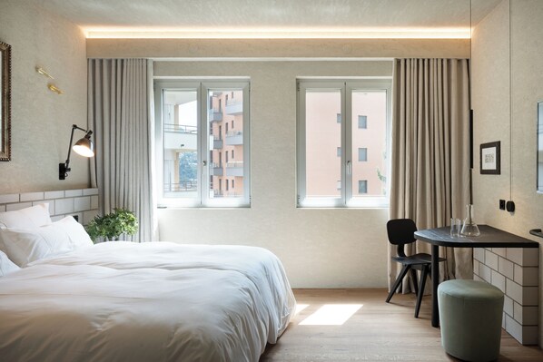 Ropa de cama de alta calidad y caja de seguridad en la habitación 