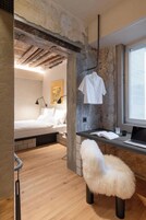 Ropa de cama de alta calidad y caja de seguridad en la habitación