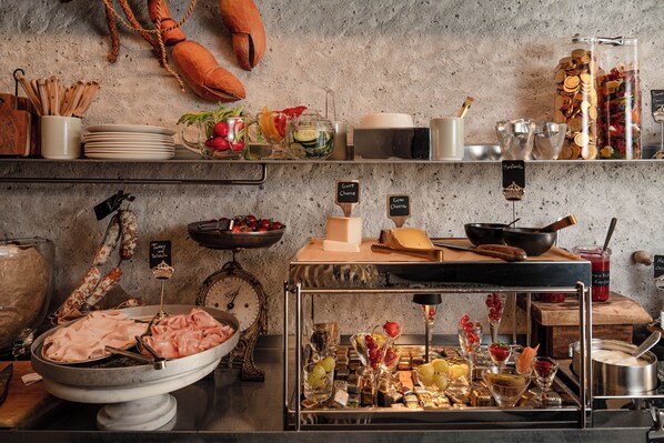 Desayuno buffet todos los días (CHF 25 por persona)