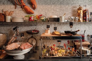 Desayuno buffet diario (CHF 25 por persona)