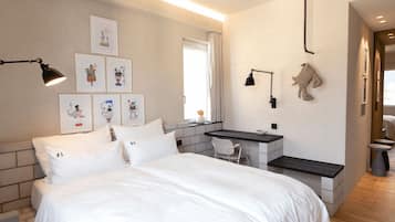Premium bedding, in-room safe, individually decorated
