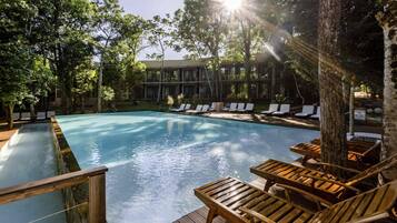 Una piscina al aire libre