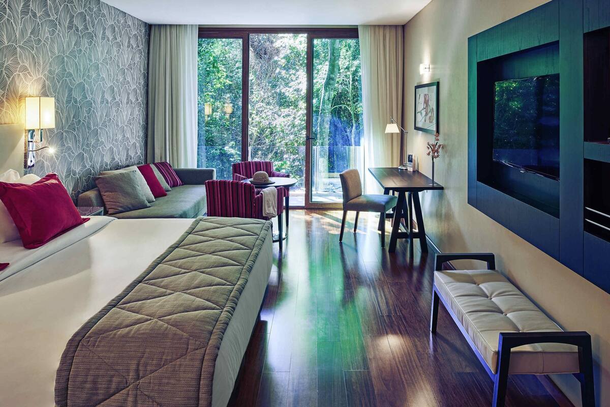 junior suite, 1 king bed with sofa bed | 1 bedroom, minibar, in-room safe, desk