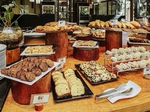 Café da manhã com buffet todos os dias mediante uma taxa