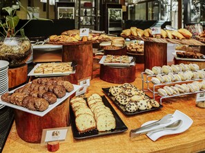 Tägliches Frühstücksbuffet gegen Gebühr