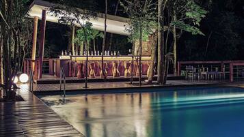 2 bares, bar junto a la piscina