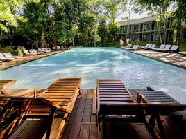 2 bares, bar junto a la piscina