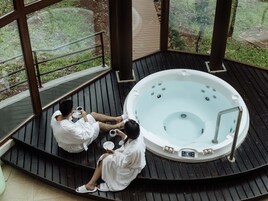 Un sauna, tratamientos corporales, masajes con piedras calientes