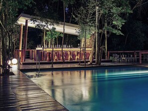 2 quầy bar/khu lounge, quầy bar bên hồ bơi 