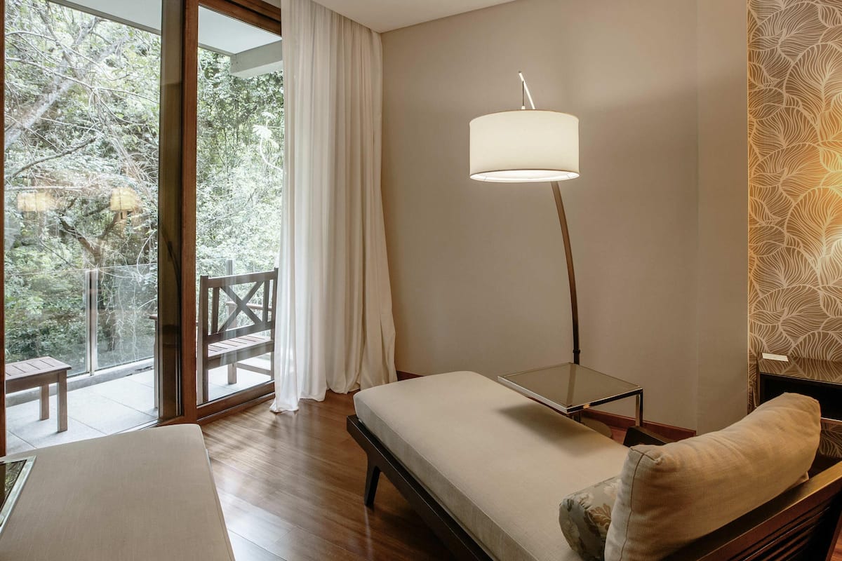 Suite – superior, 1 dobbeltseng med sovesofa | Minibar, safe på rommet, skrivebord og lydisolert