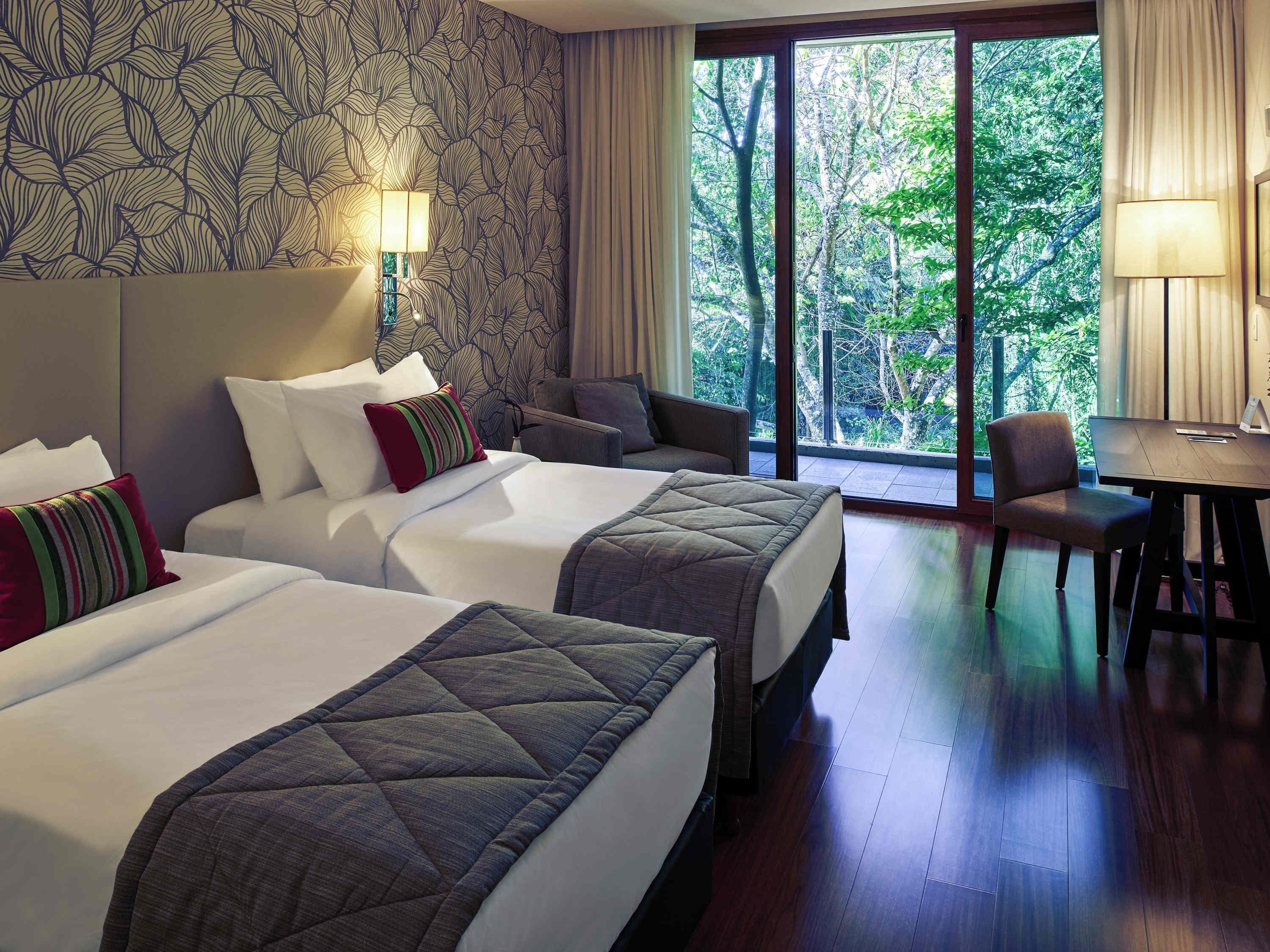 Standard Room, 2 Katil Bujang (Single) | Bar mini, peti besi dalam bilik, meja, kalis bunyi 