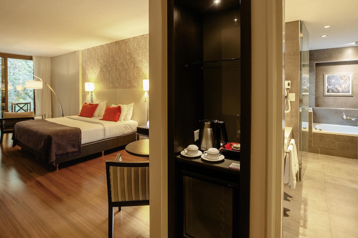 Suíte superior, 1 cama de casal e sofá-cama | Frigobar, cofres nos quartos, escrivaninha, quartos à prova de som