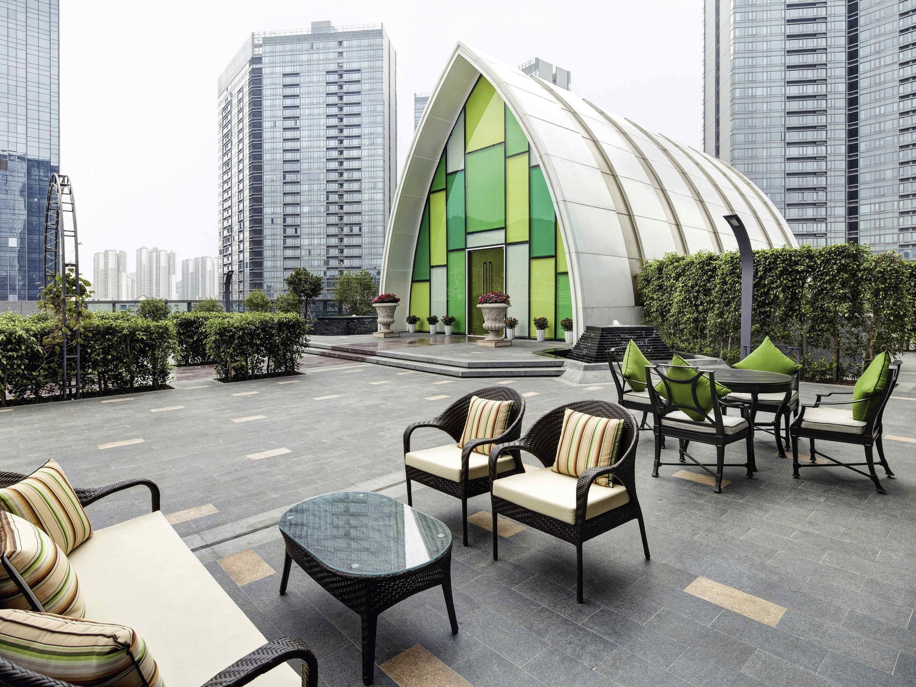 2 restaurants, breakfast, lunch, dinner served; international cuisine