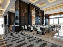 2 restaurantes; se sirve desayuno, almuerzo y cena; cocina china