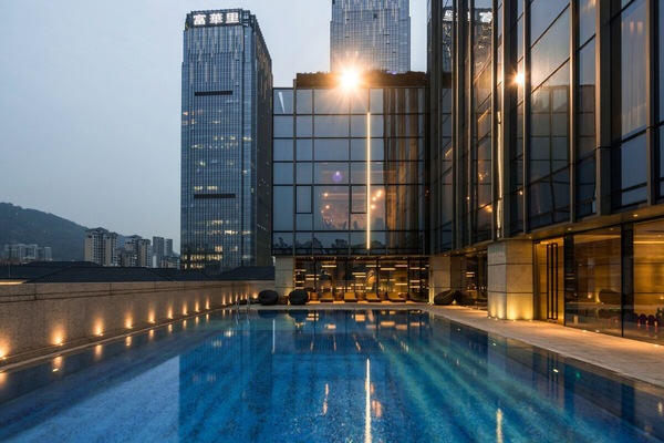 Hồ bơi ngoài trời, mở cửa từ 12:00 đến 21:00, ghế dài tắm nắng