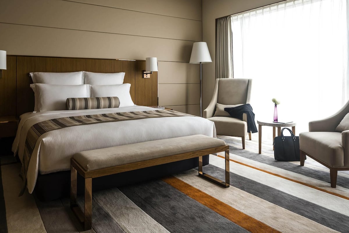 Deluxe King Room | 1 bedroom, free minibar items, in-room safe, desk