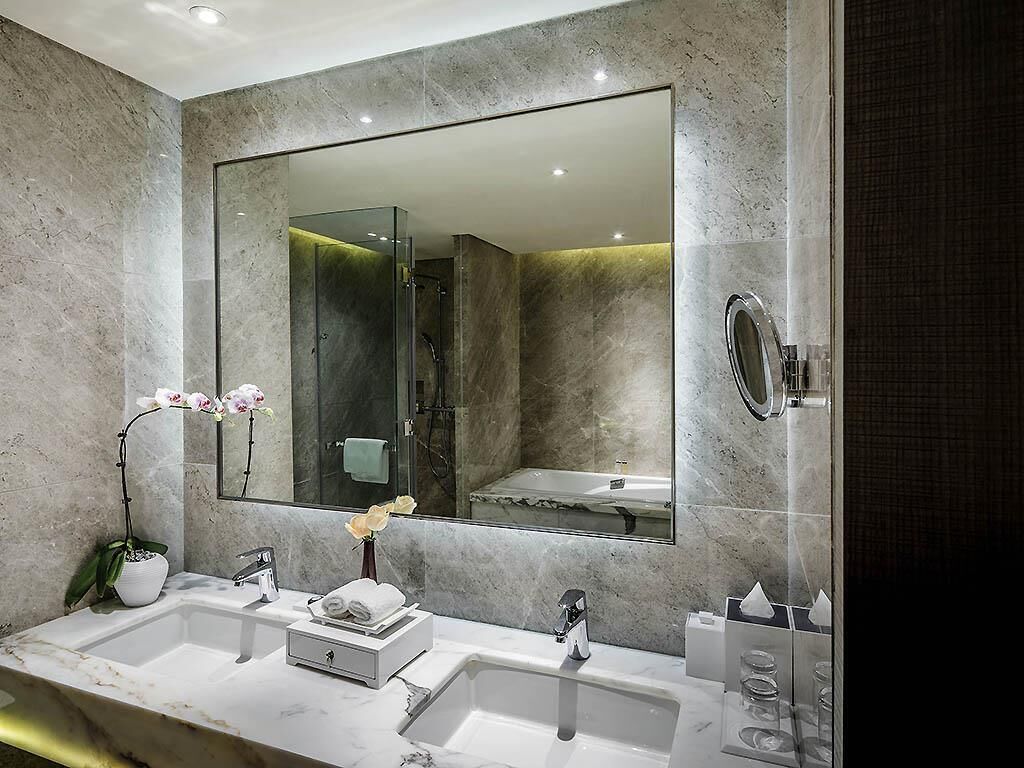 Deluxe King Room | Free minibar items, in-room safe, desk, laptop workspace