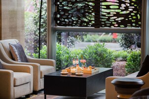 Serves lunch and dinner