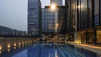 Hồ bơi ngoài trời, mở cửa từ 12:00 đến 21:00, ghế dài tắm nắng