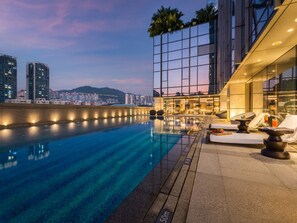 Outdoor pool, open noon to 9:00 PM, sun loungers - Pullman Zhuhai (Zhuhai)