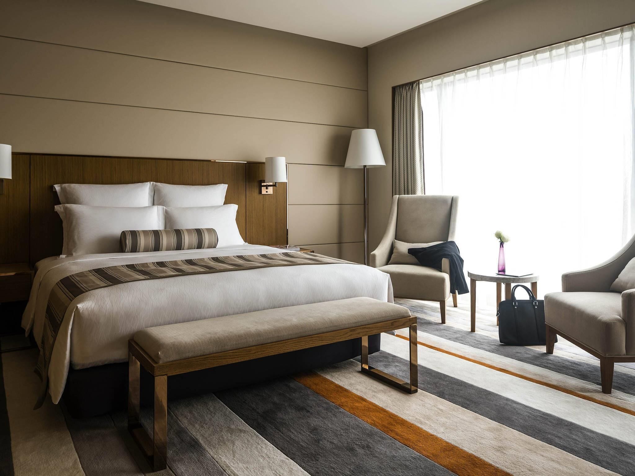 Deluxe King Room | Free minibar items, in-room safe, desk, laptop workspace