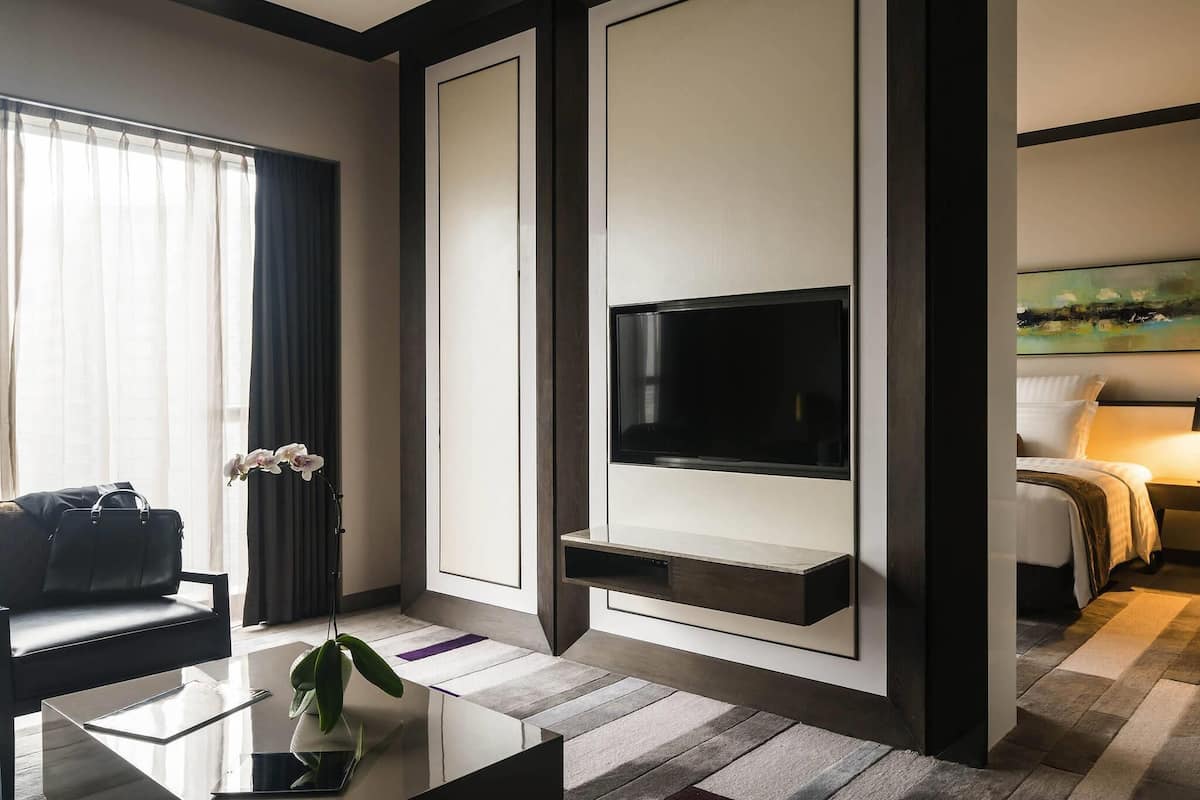 Executive Suite | 1 bedroom, free minibar items, in-room safe, desk
