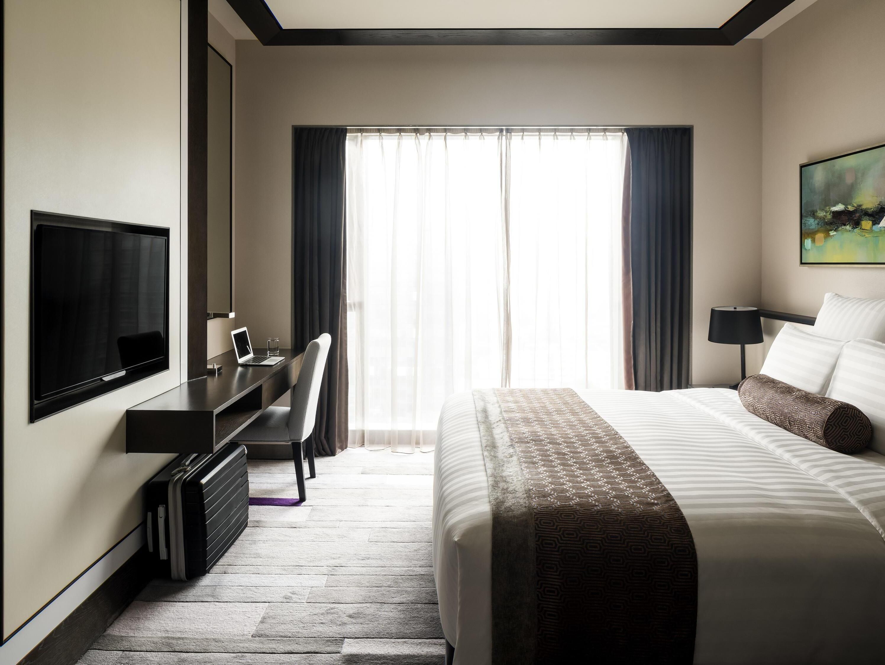 Executive Suite | Free minibar items, in-room safe, desk, laptop workspace