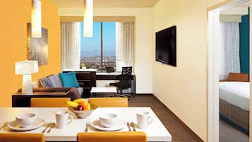 Smart TV, Netflix, estación para iPod y películas con cargo