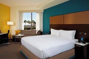 Colchones con pillow-top y caja de seguridad en la habitación 