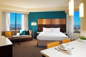 Colchones con pillow-top y caja de seguridad en la habitación 