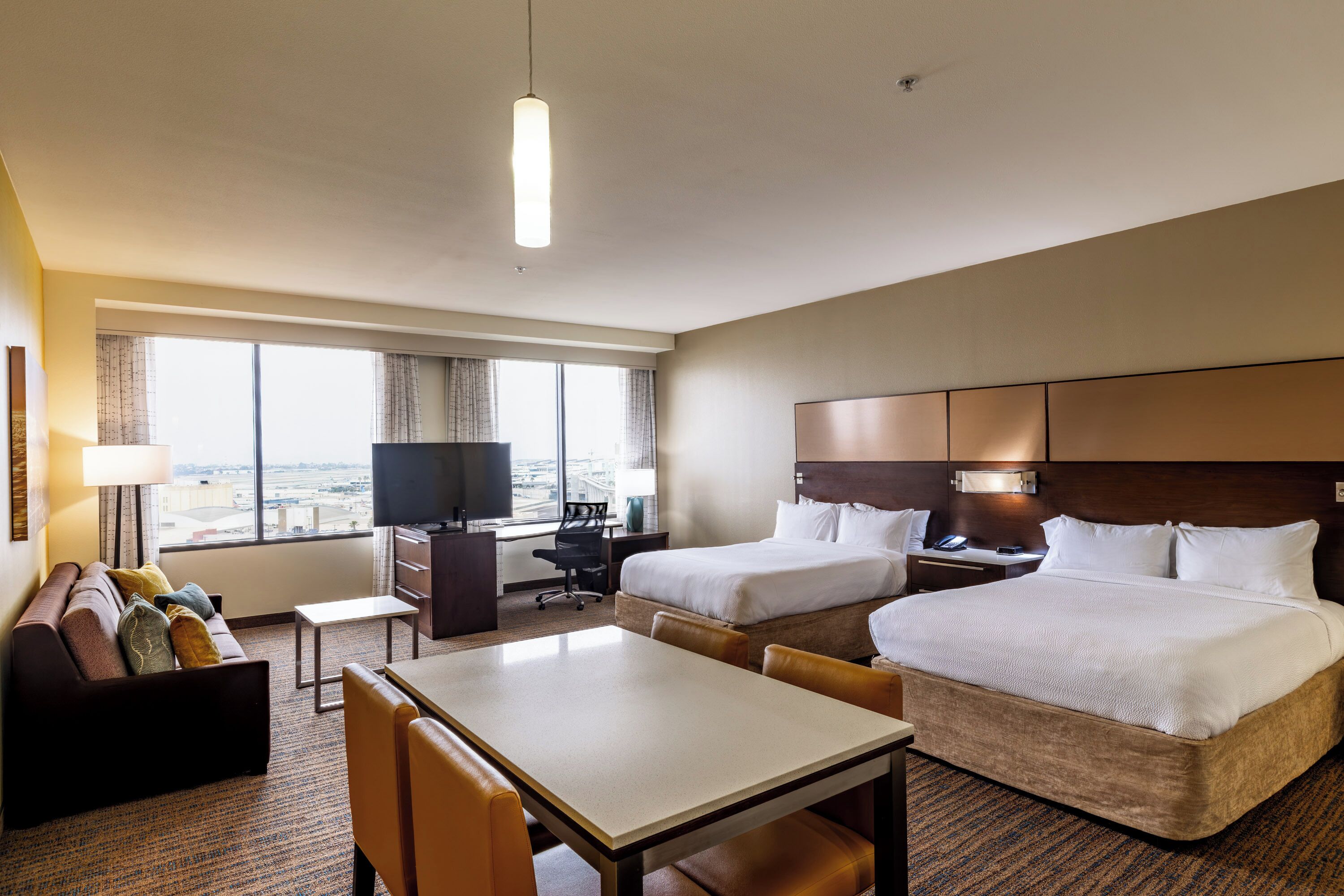 Pillowtop-Betten, Zimmersafe, Schreibtisch