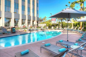 สระว่ายน้ำกลางแจ้ง