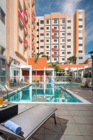 Outdoor pool, open 10:00 AM to 6:00 PM, pool umbrellas - Residence Inn by Marriott West Palm Beach Downtown (West Palm Beach)