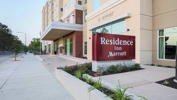 Edificio de un Marriott Residence Inn con un letrero, una acera y jardines.