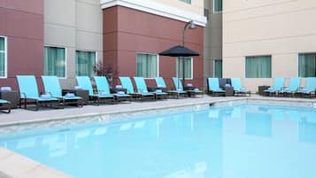 Ulkouima-allas, aurinkovarjoja, aurinkotuoleja