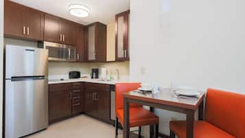 Studio, 1 suuri parisänky ja vuodesohva, tupakointi kielletty | Yksityinen keittiö | Täysikokoinen jääkaappi, mikroaaltouuni, liesi, astianpesukone